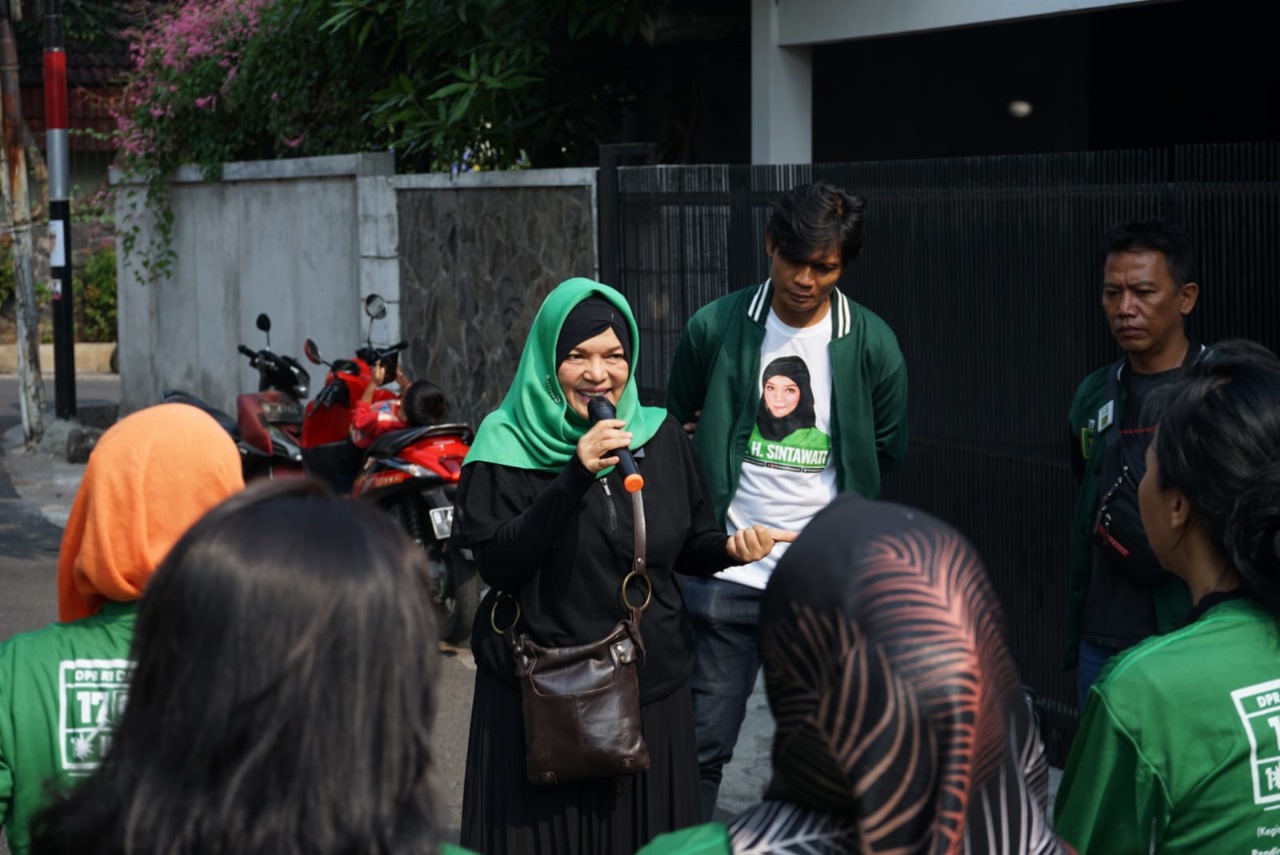Caleg DPR dari PPP Ir. H. Sintawati berdialog dengan warga di Kelurahan Gandaria Utara, Kecamatan Kebayoran Baru, Jakarta Selatan. 