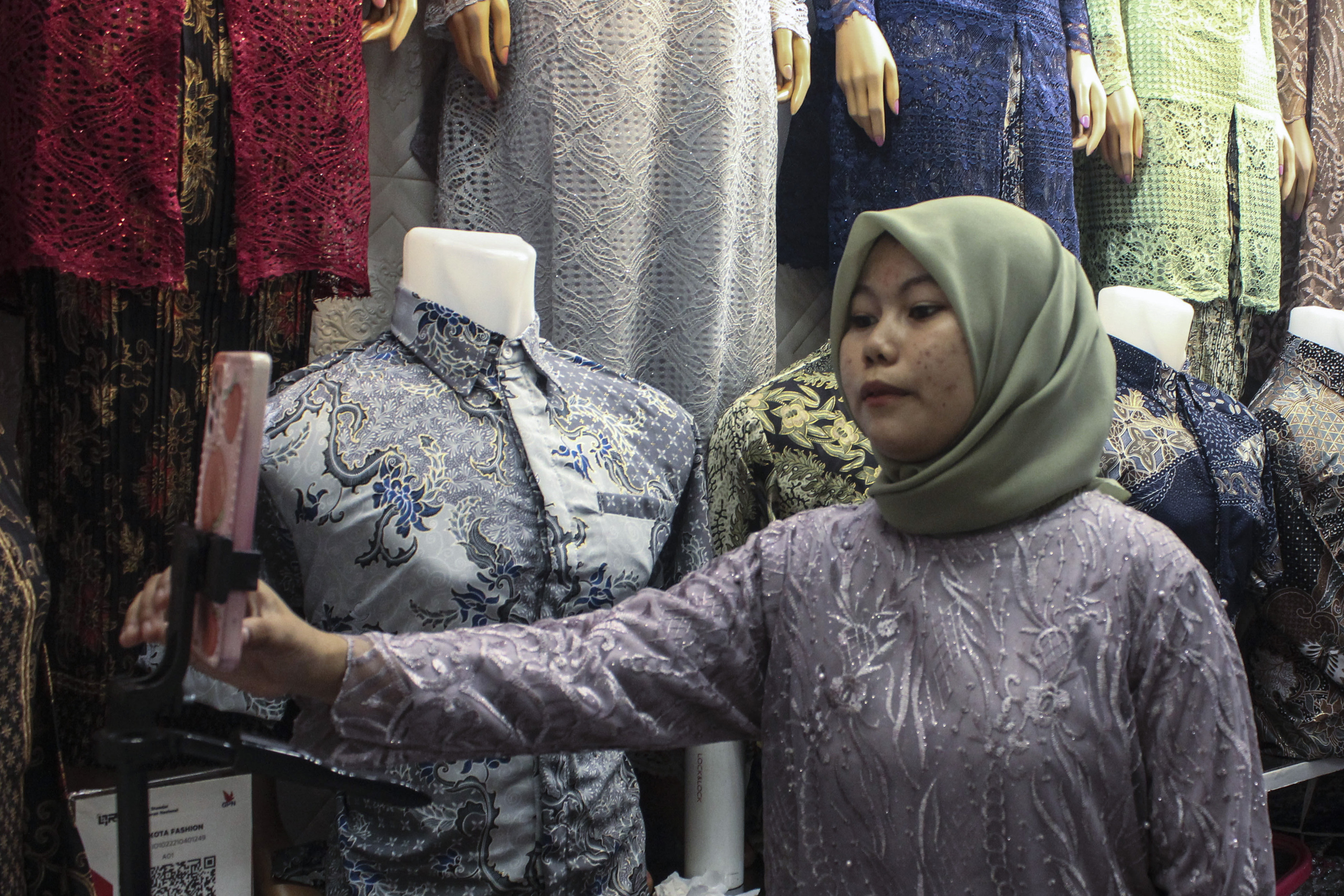 Pedagang berjualan melalui siaran langsung 