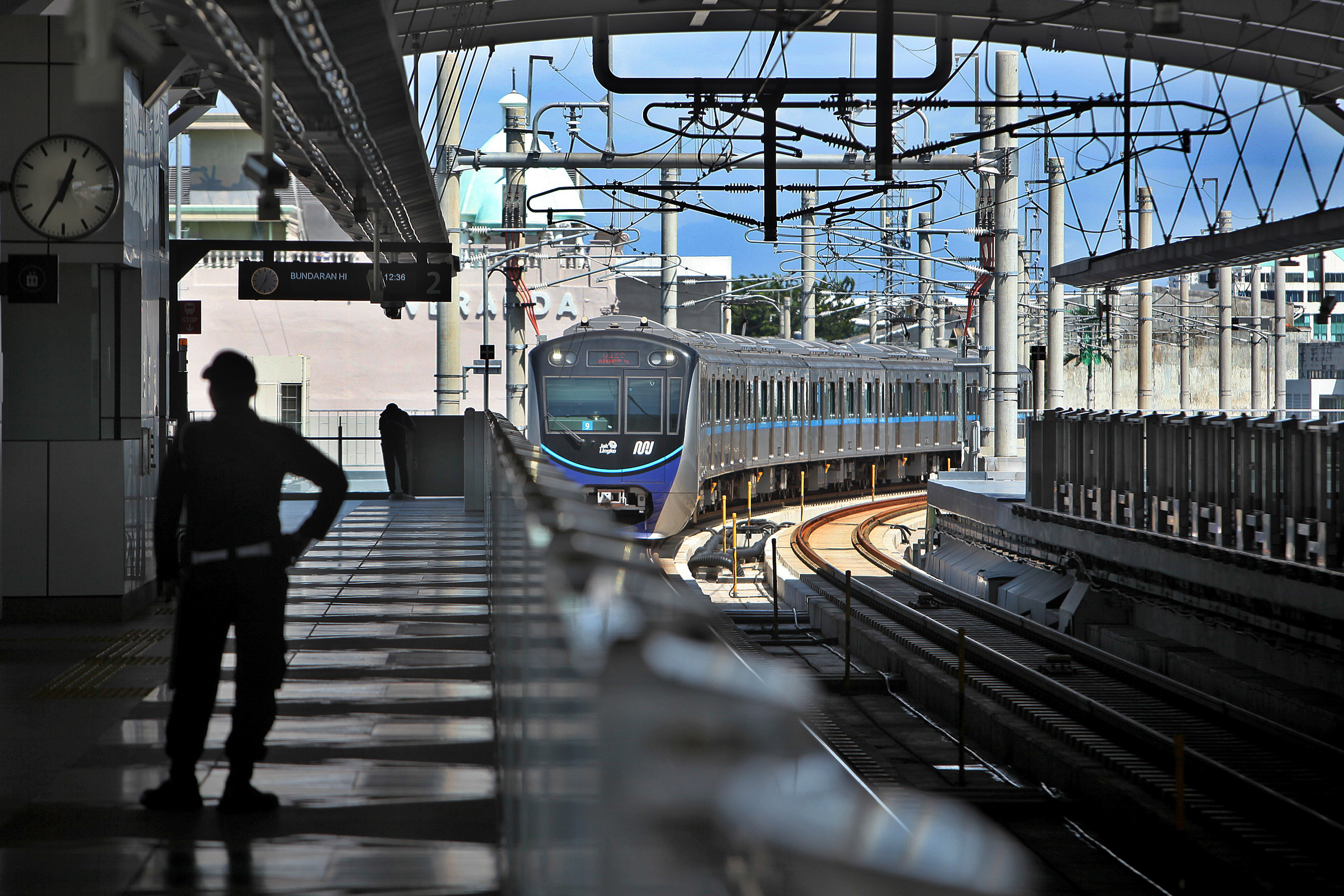 Suasana gerbong Moda Raya Terpadu (MRT) yang sepi saat Hari Raya Idul Fitri di Jakarta, Minggu (24/05/2020).