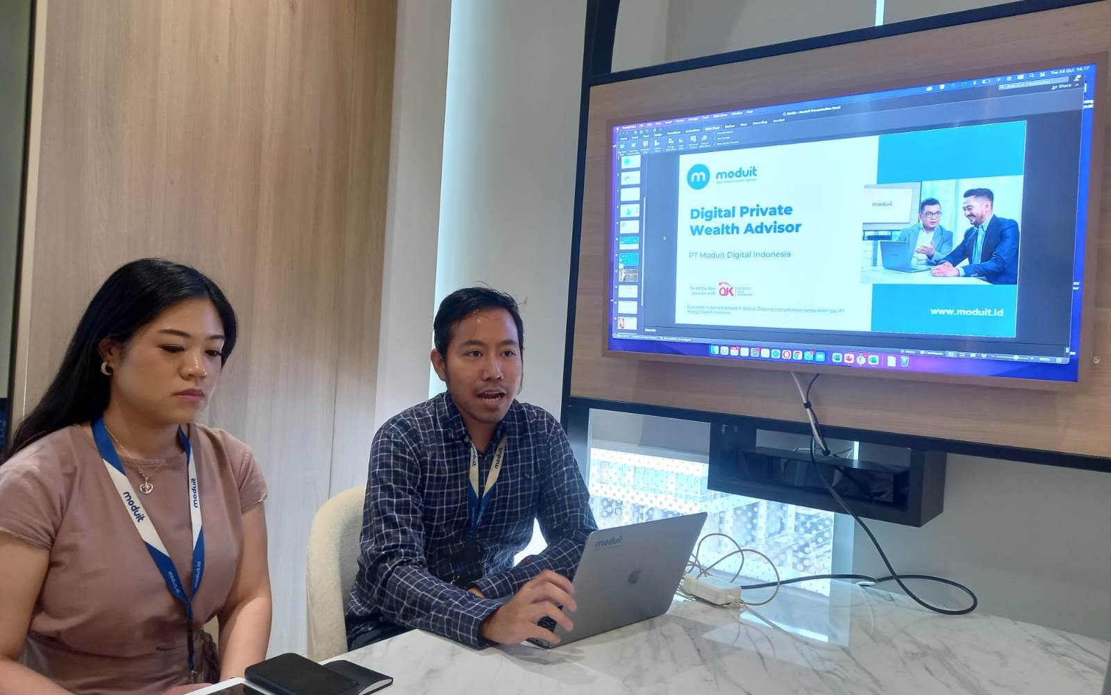 Investment Connoisseur Moduit Gaby Suhartanto (kiri) dan Head of Research Moduit Manuel Adhy Purwanto.