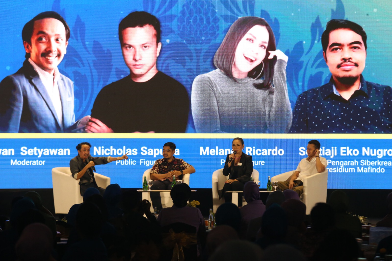 Sejumlah selebritis menjadi pengisi acara  Obral-Obrol Literasi Digital (OOTD) 