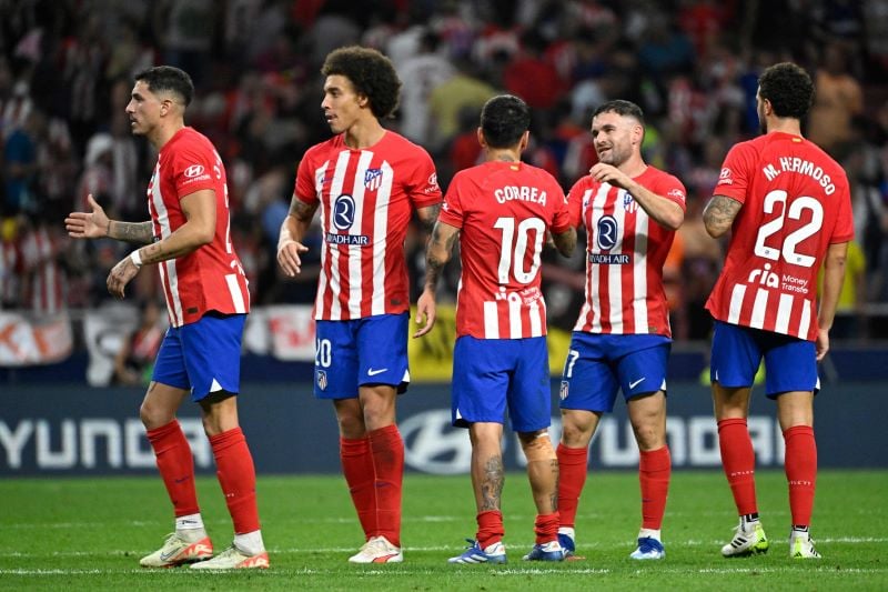 Para pemain Atletico Madrid berselebrasi usai mengalahkan Cadiz.