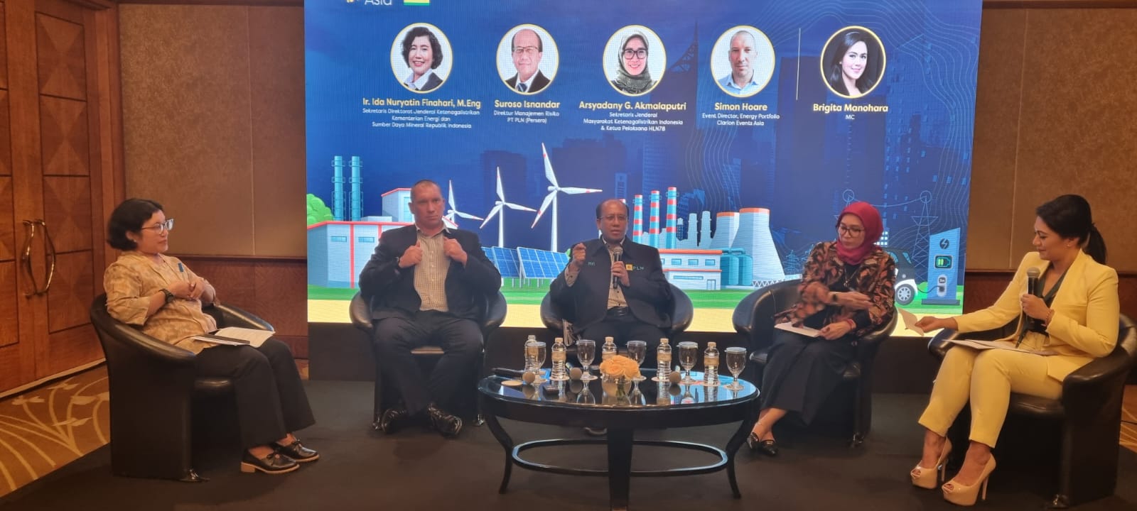 Direktur Manajemen Risiko PLN Suroso Isnandar memberikan paparan dalam konferensi pers Hari Listrik Nasional ke-78 di Jakarta, Rabu (18/10).