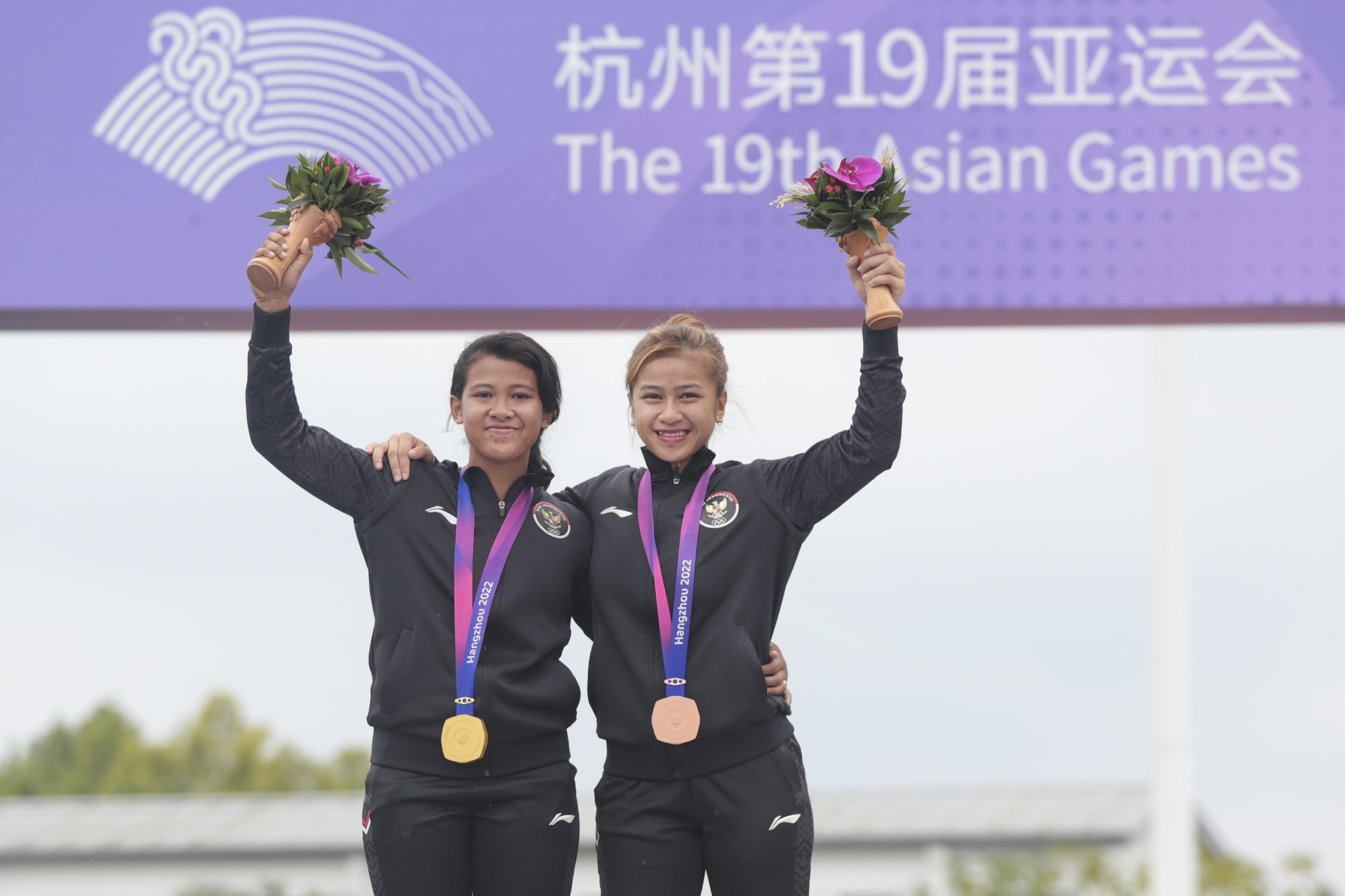 Pesepeda BMX Indonesia Amellya Nur Sifa (kiri) dan Jasmine Azzahra Setyobudi (kanan) di atas podium Asian Games 2022, Tiongkok.
