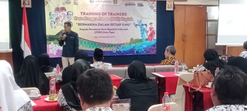 Plt Kepala Unit Implementasi Pengelolaan Uang Rupiah, Sugiyanto, sedang memberi pelatihan Cinta Bangga Paham Rupiah. 