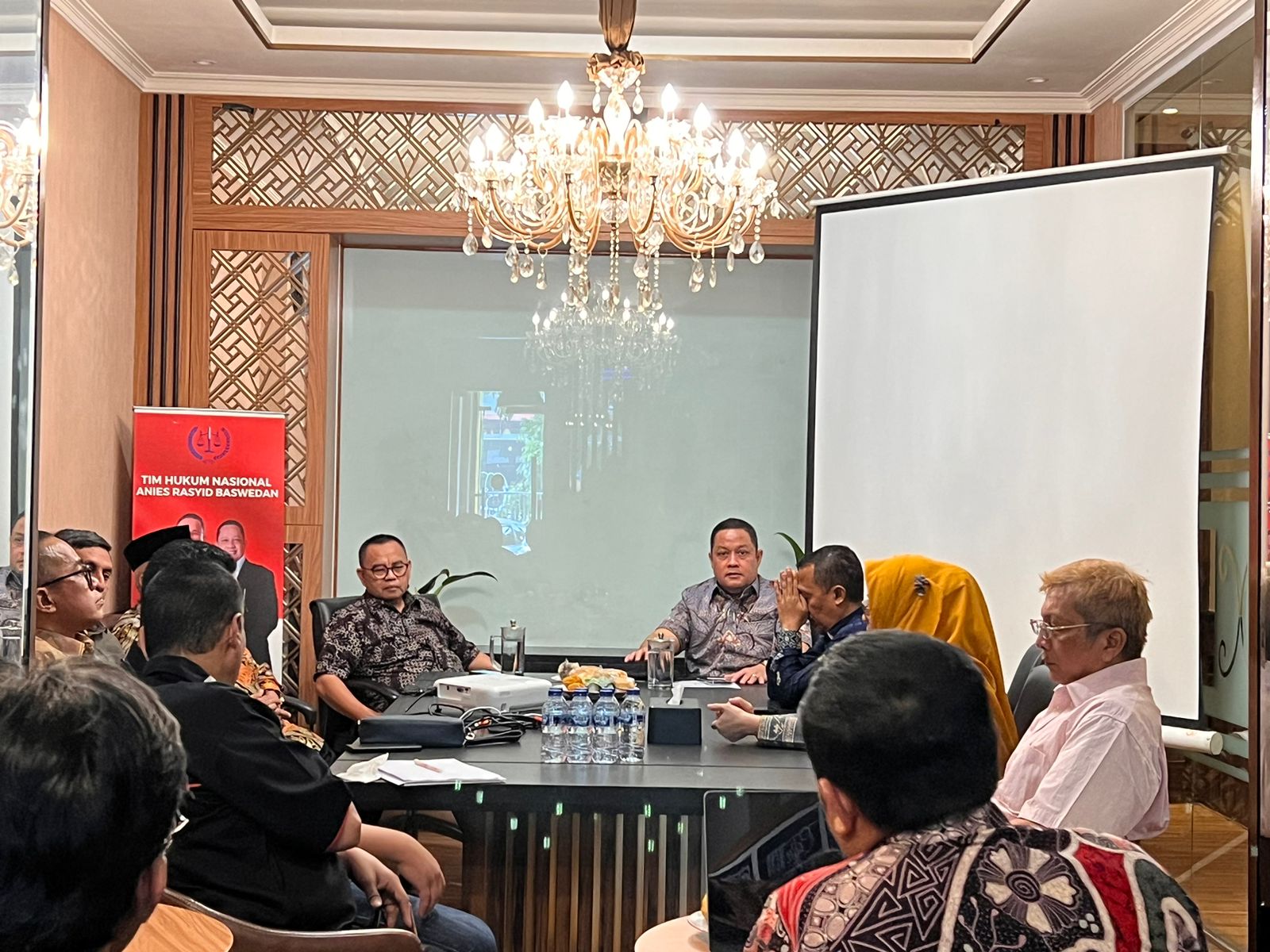 Tim Hukum Nasional Anies Baswedan (THN ABW) melakukan konsolidasi dengan juru bicara Anies Baswedan, Sudirman Said, di Jakarta.