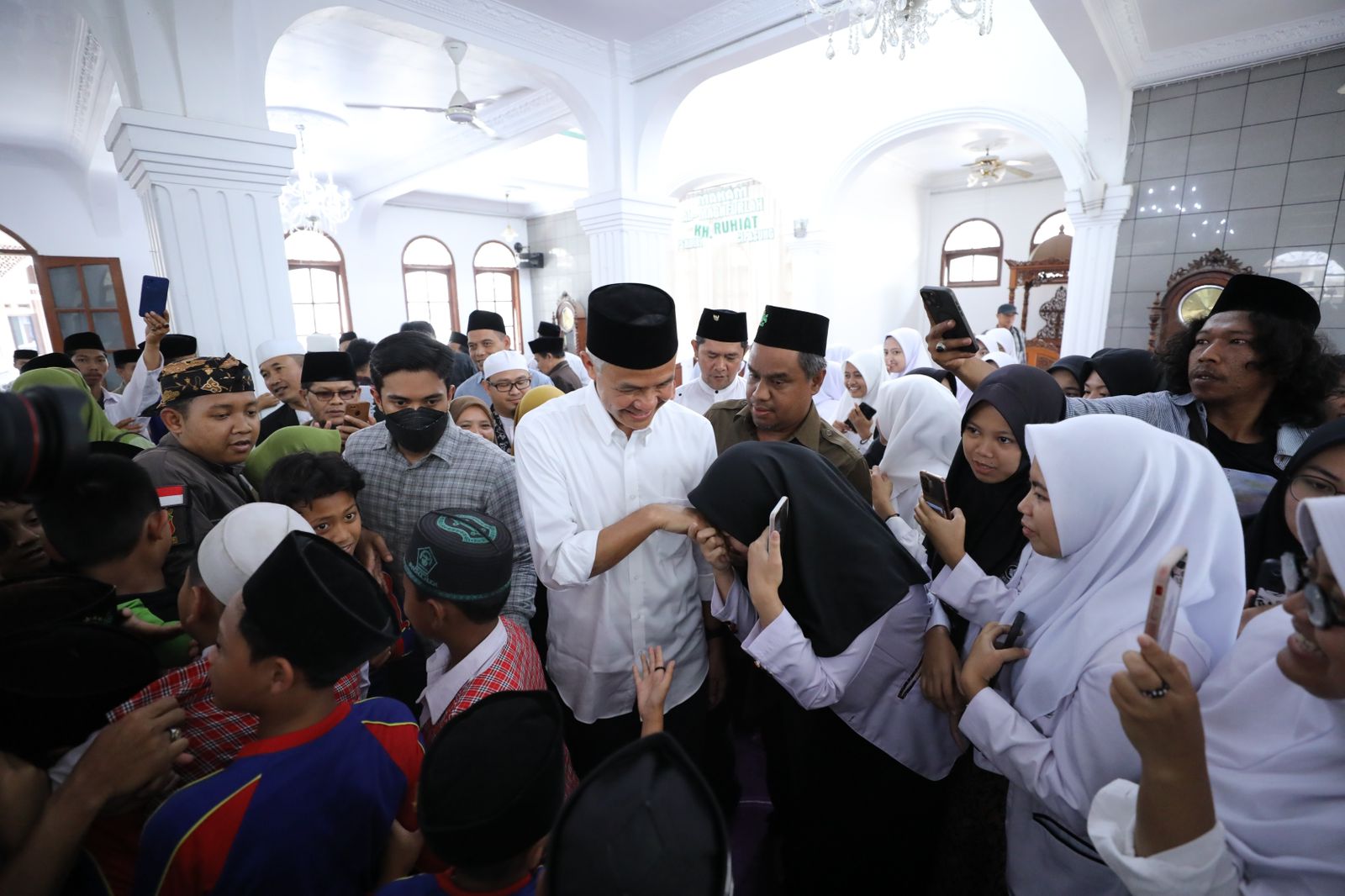 Bacapres Ganjar Pranowo bersilaturahmi di Ponpes Cipasung, Tasikmalaya