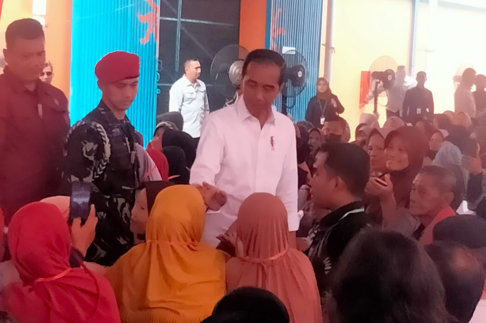 Presiden Joko Widodo meninjau gudang Bulog Sukamaju Palembang, Sumsel, Kamis (27/10).