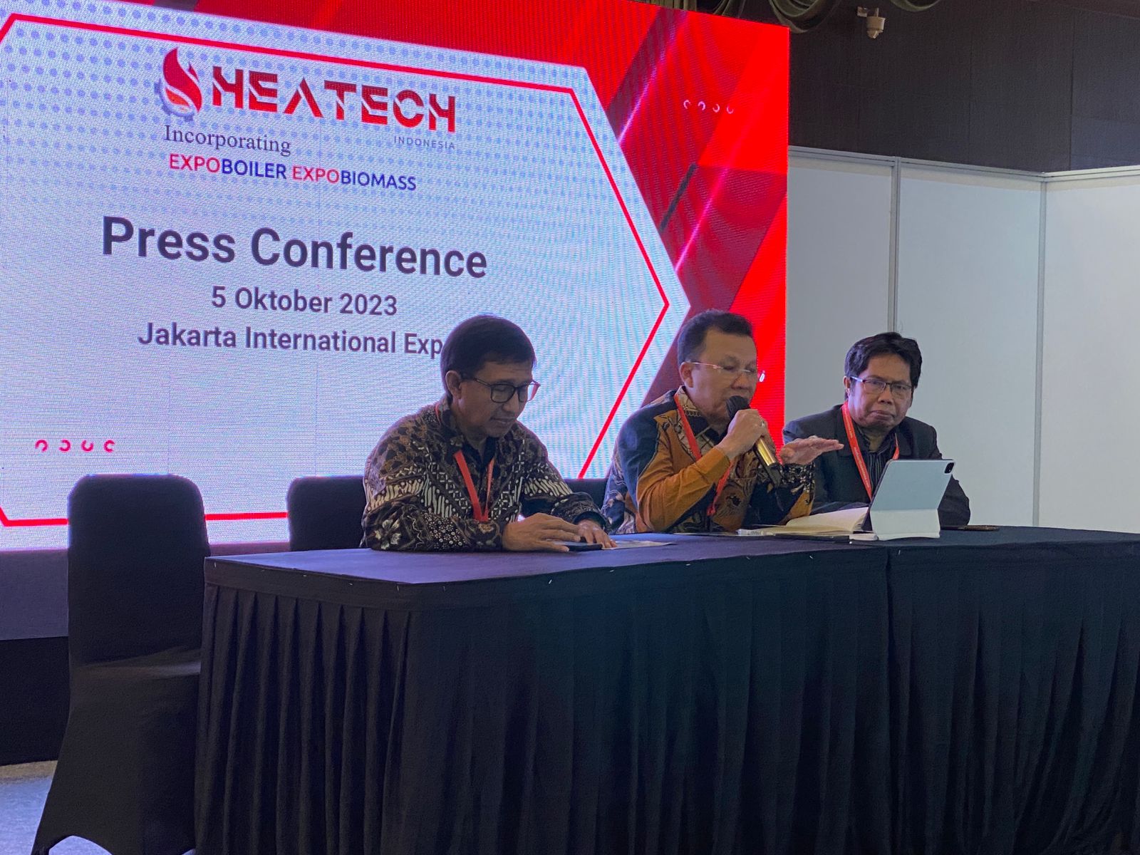 (Kiri ke Kanan) Sekjen MEBI Arief Yunan, Ketua Umum MEBI Milton S Pakpahan, Koordinator Panel Diskusi & Seminar MEBI Ifnaldi Sikumbang.