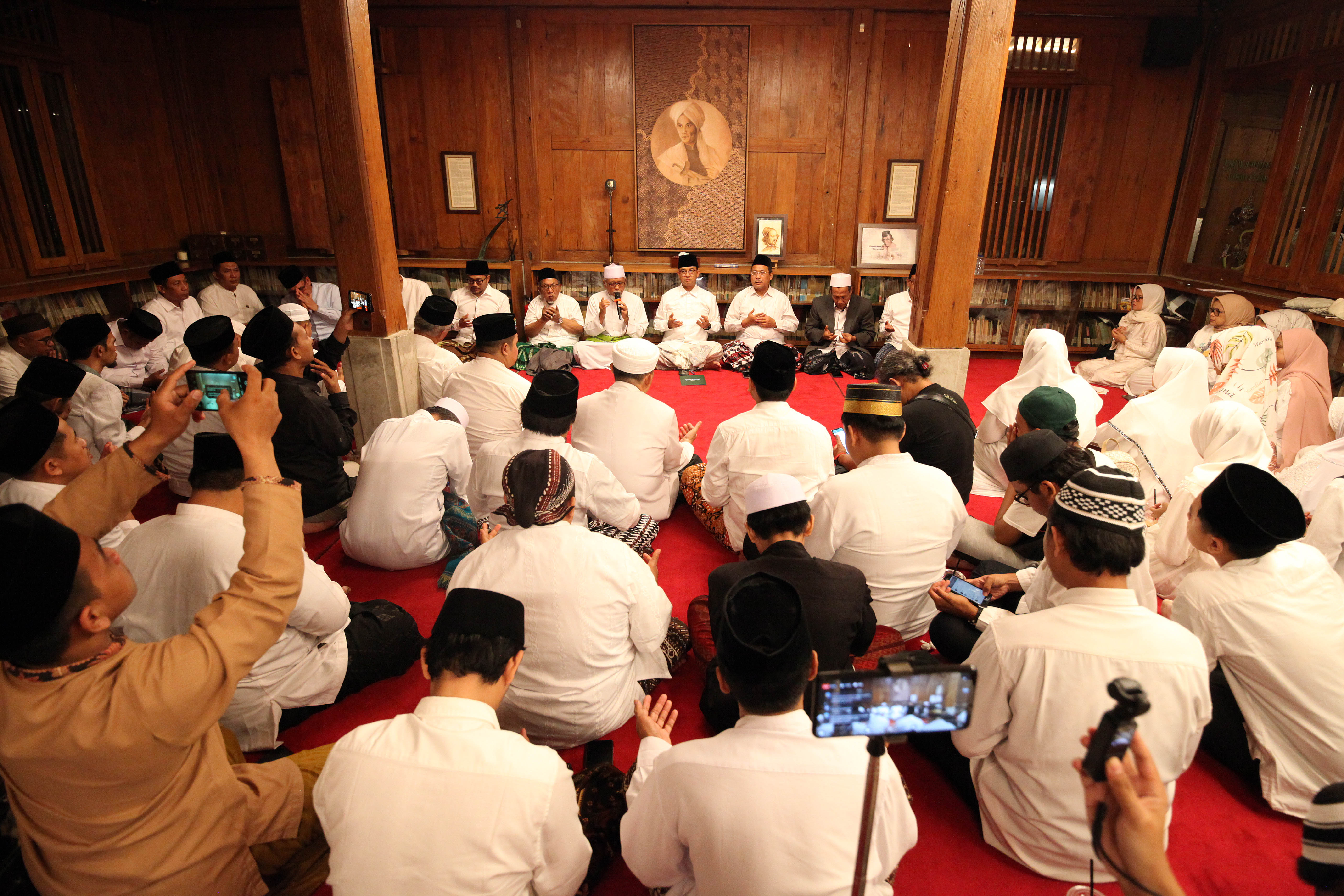 Bacapres Anies Baswedan menggelar salawat dan doa bersama sebelum mendaftarkan diri mengikuti Pilpres 2024 ke KPU, Kamis (19/10))