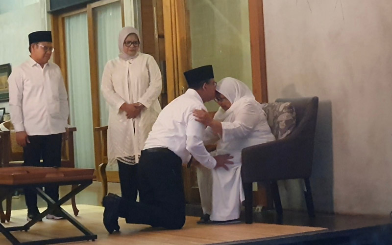  Anies Baswedan dan Cak Imin sungkem ke Aliyah Rasyid. 