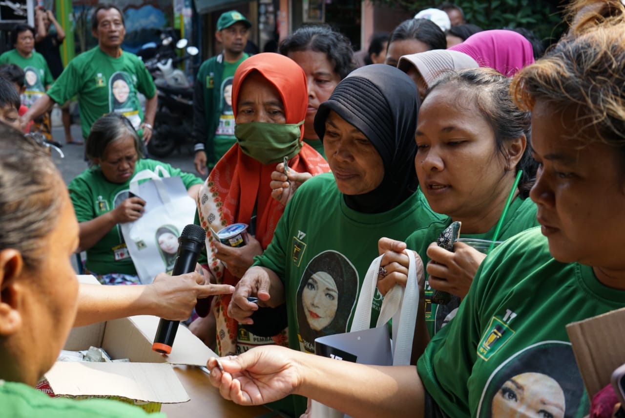 Warga mengantre untuk mendapatkan sembako murah yang digelar Relawan Sintawati di Manggarai, Kecamatan Tebet, Kota Jakarta Selatan.