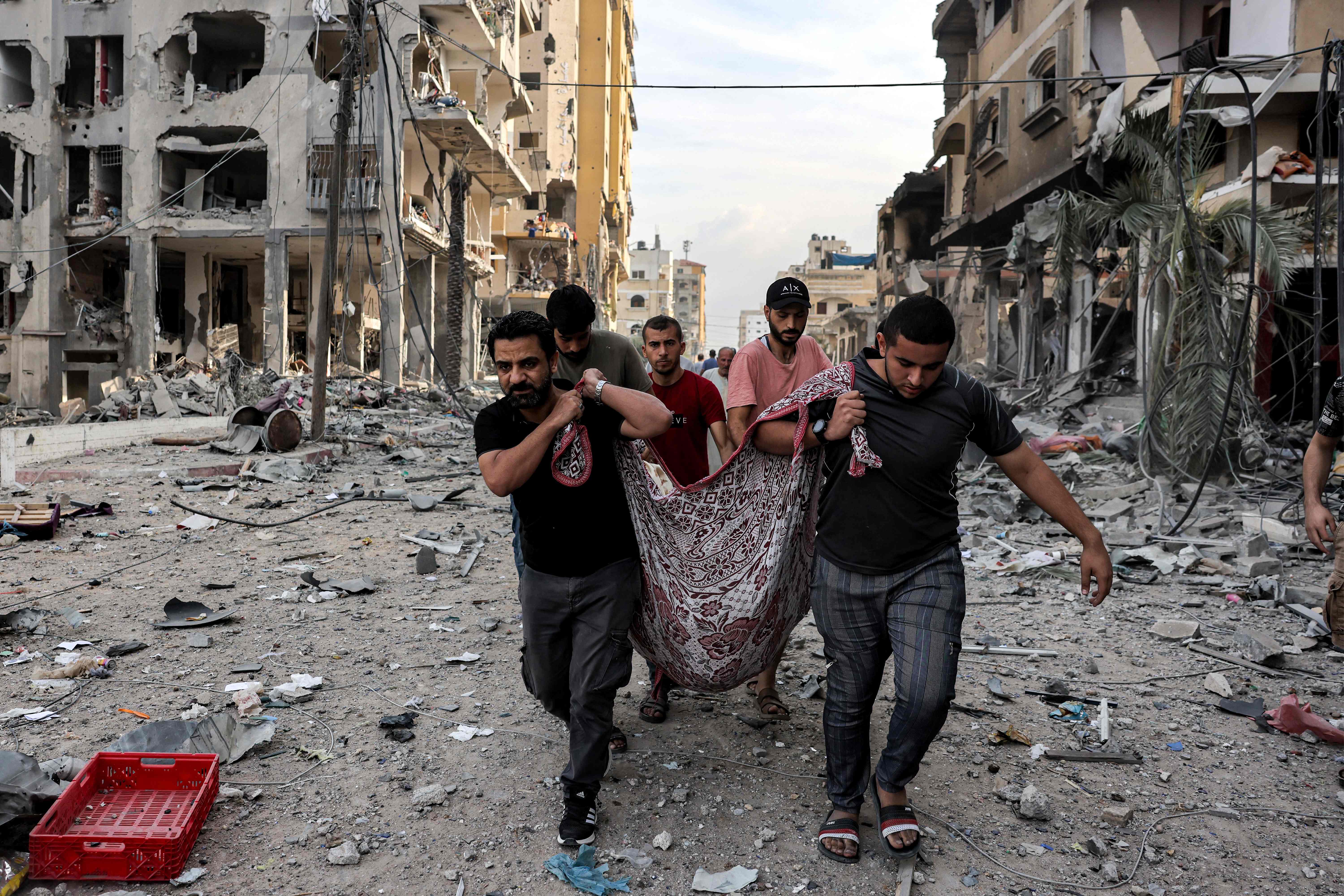 Evakuasi korban tewas di Distrik Al-Karama, Gaza, Palestina, Rabu (11/10).