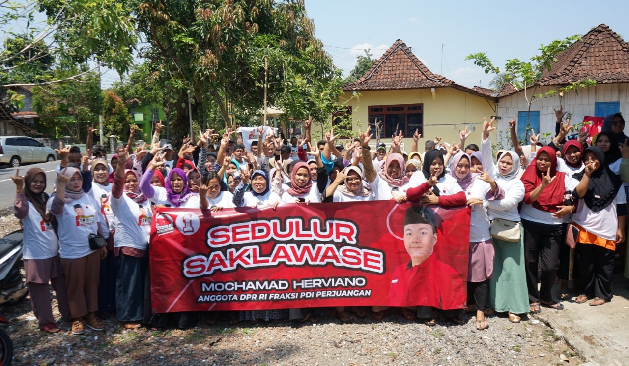Relawan Sedulur Saklawase menggelar kegiatan yang menarik masyarakat dan juga deklarasi dukungan ke caleg dari PDi Perjuangan di Semarang.