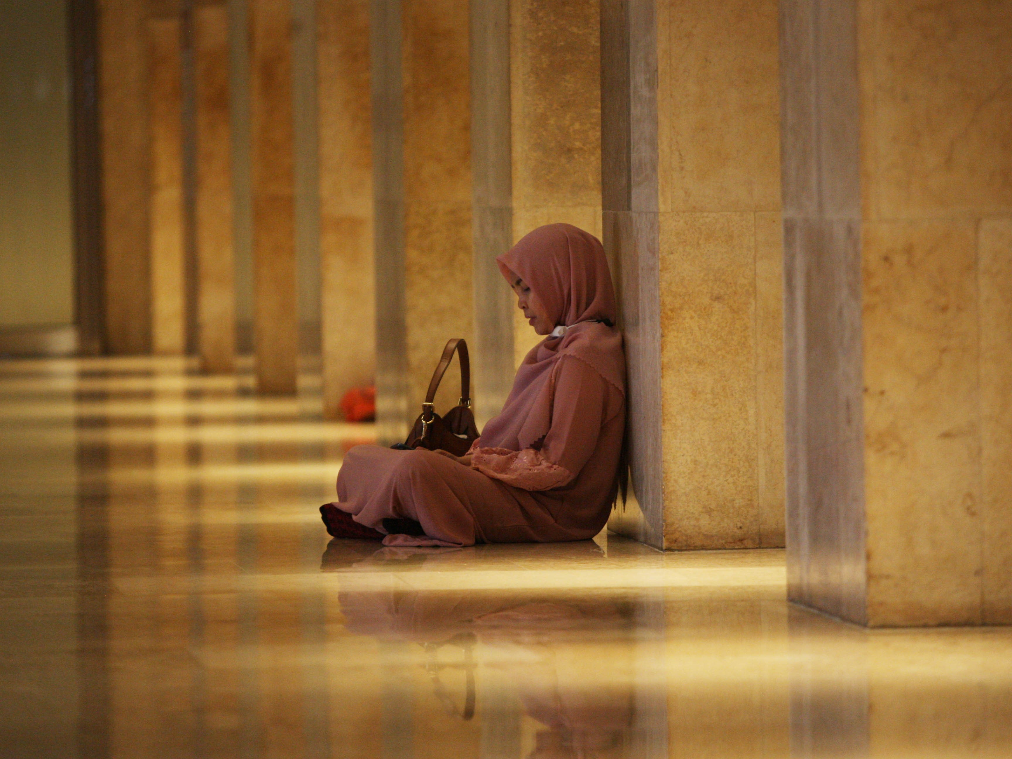 Seorang jemaah mengaji di Masjid Istiqlal, Jakarta, Kamis (23/3/2023).