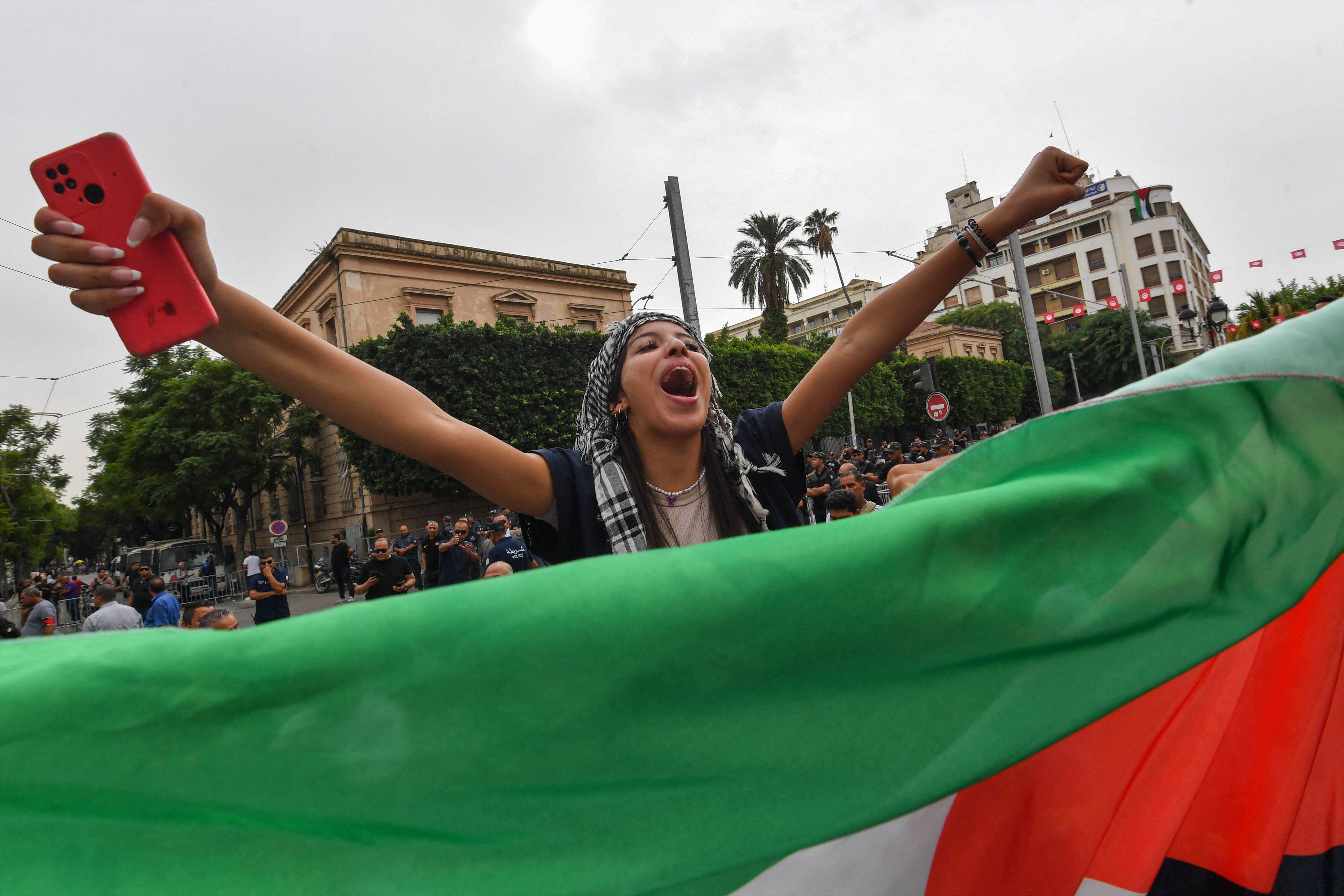 Seorang perempuan pengunjuk rasa mendukung perjuangan bangsa Palestina lepas dari penjajahan Israel di Tunis, Tunisia, Jumat (20/10). 