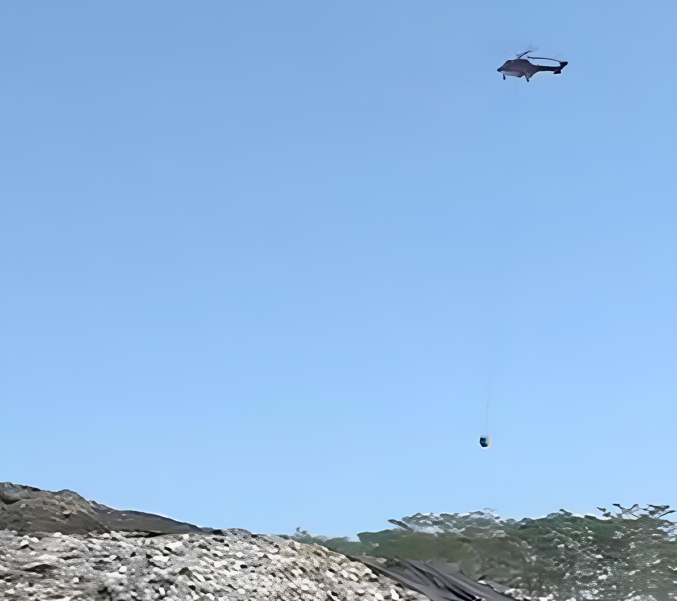 Helikopter BNPB melakukan water bombing ke lokasi kebakaran TPA Jatibarang, Semarang.