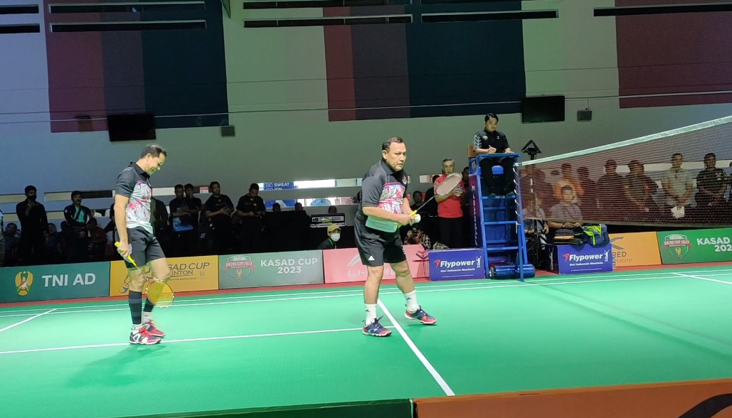 Ketua KPK Firli Bahuri bermain bulu tangkis di Kasad Cup 2023.