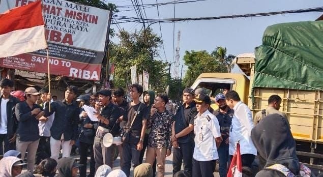 Mahasiswa meminta Pemkab Tangerang menindak truk tanah yang melanggar jam operasional