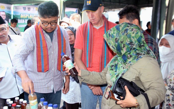 Perwakilan AIIB David Ginting (kiri) dan Perwakilan Bank Dunia, Ijsbrand De Jong (tengah) di NTB.