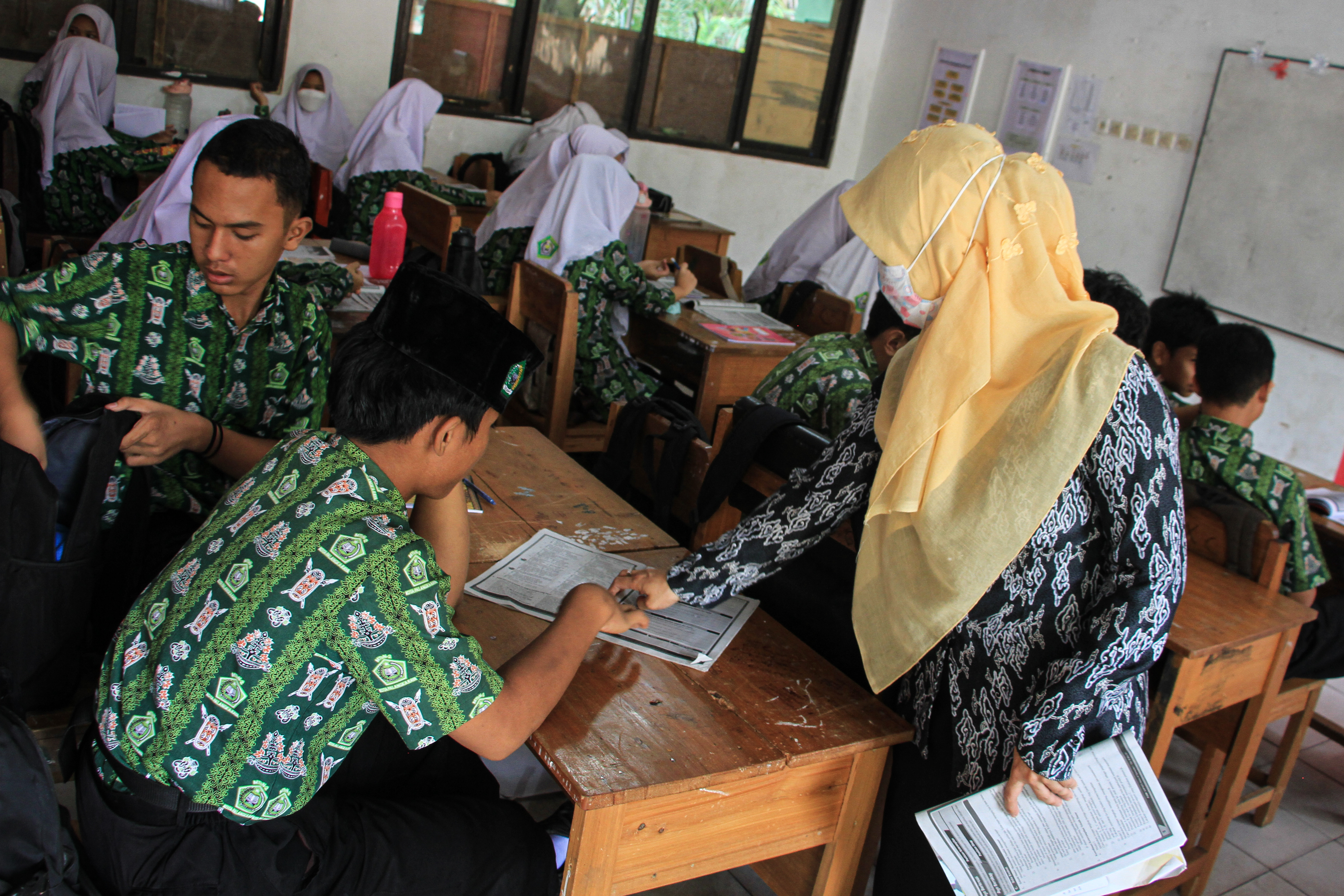 Ilustrasi guru mengajar di kelas