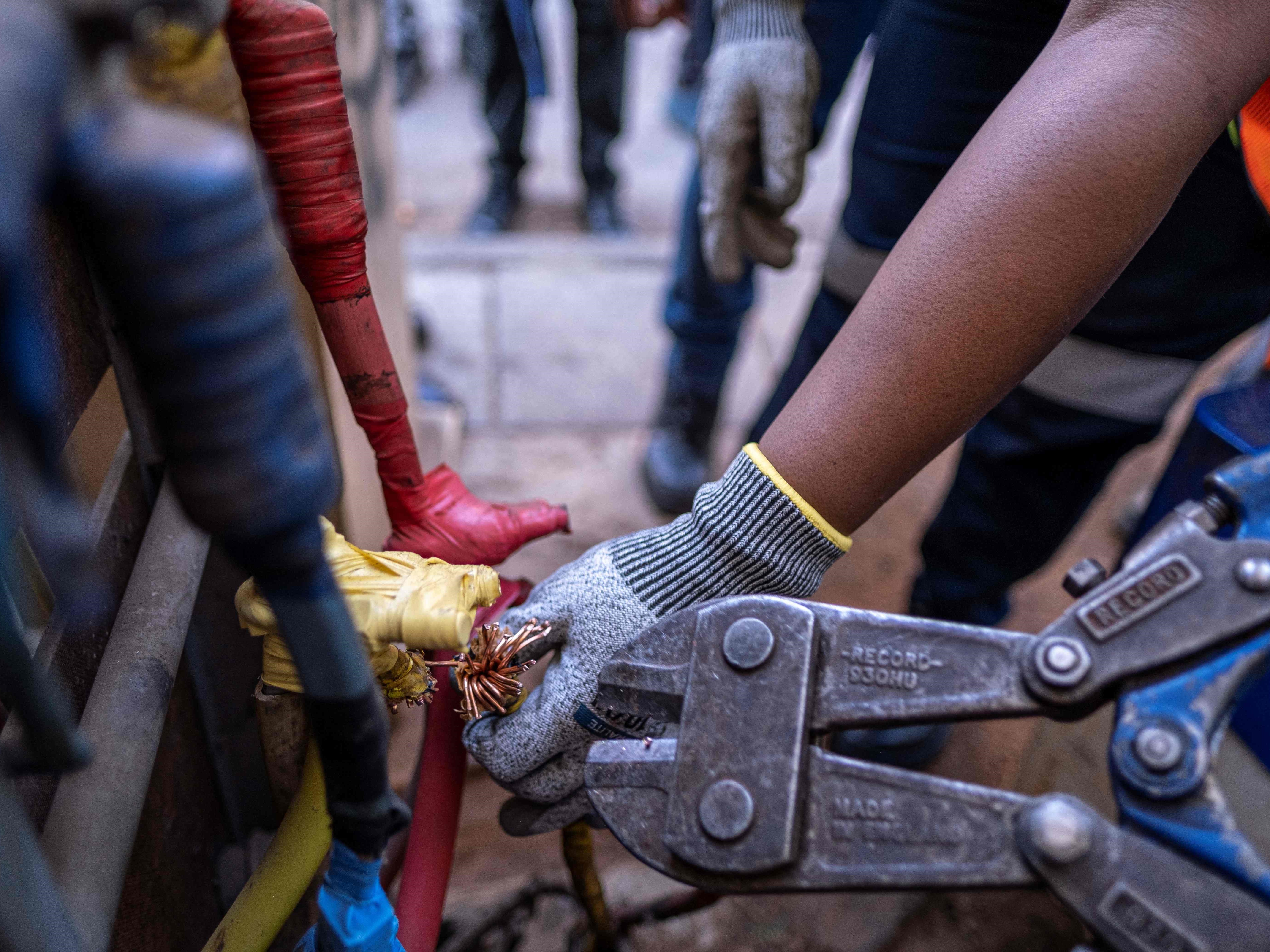 Karyawan Johannesburg City Power memutus sambungan listrik ke bangunan tempat tinggal karena tagihan listrik yang belum dibayar.