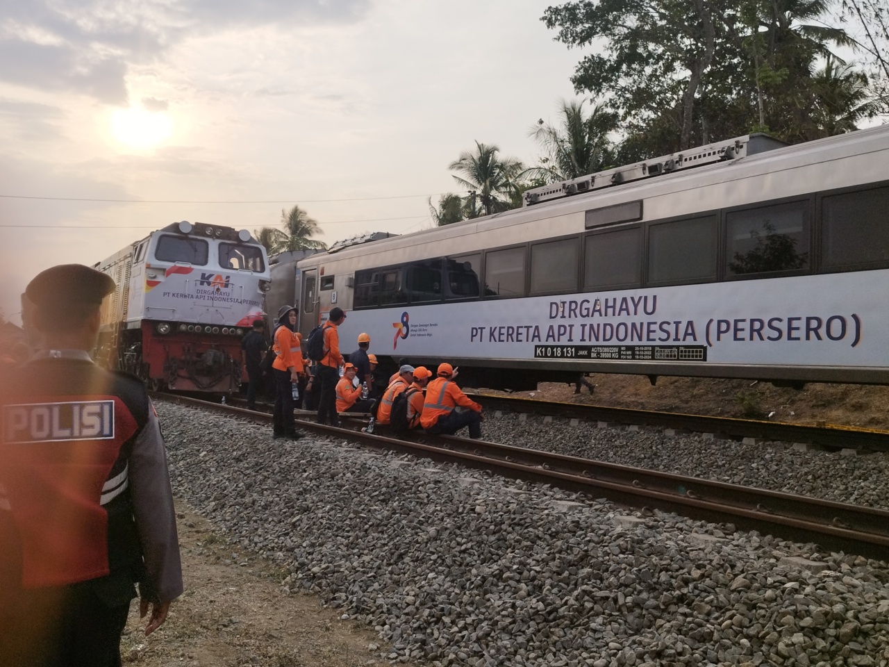 Proses evakuasi KA yang anjlok akibat kecelakaan