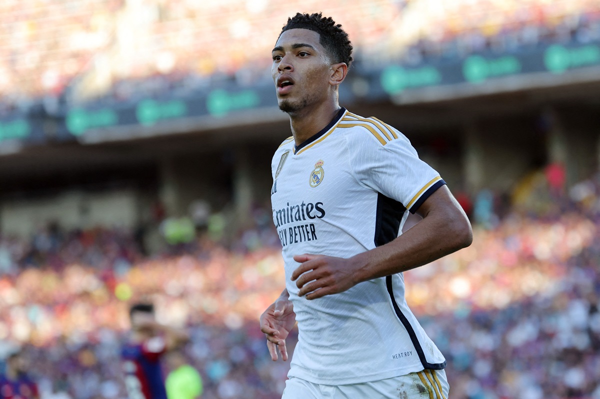 Gelandang Real Madrid Jude Bellingham melakukan selebrasi usai mencetak gol ke gawang Barcelona di laga La Liga.