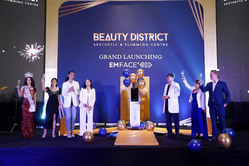 Baeuty District Clinic meluncurkan produk terbarunya, Emface, di Grand Ballroom Raffles Hotel, Jakarta, Kamis (19/10).