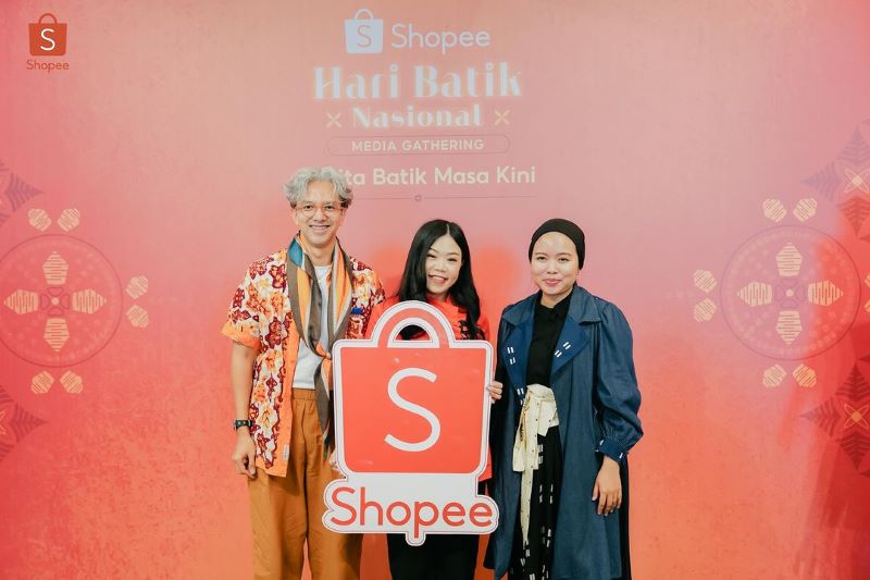 (ki-ka) Perancang Busana, Didiet Maulana, Head of Marketing Growth Shopee Indonesia, Monica Vionna & Produsen Batik Lokal, Damakara Official