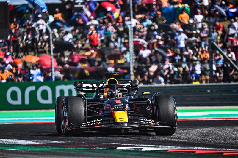 Pembalap Red Bull Max Verstappen berhasil meraih kemenangan ke-50 dalam kariernya di Grand Prix Amerika Serikat.