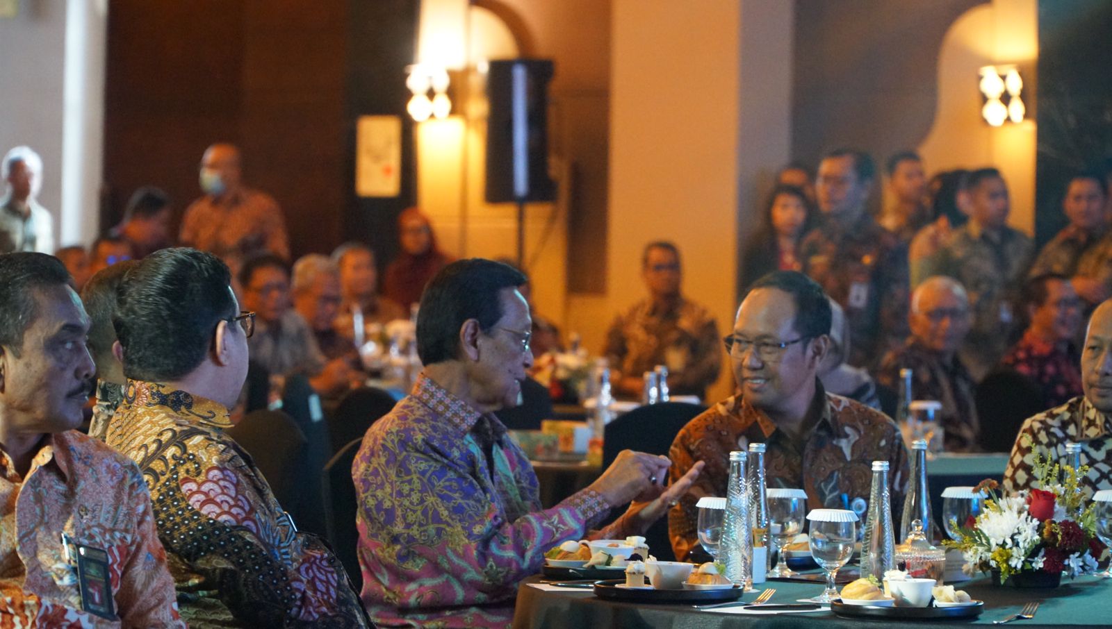 Gubernur DIY Sri Sultan Hamengku Buwono X (ketiga dari kiri) berbincang dengan Direktur Jenderal Pembangunan Desa dan Perdesaan, Sugito.