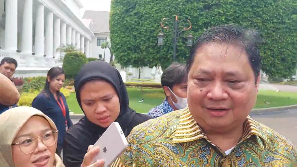 Menko Perekonomian Airlangga Hartarto saat diwawancarai wartawan.