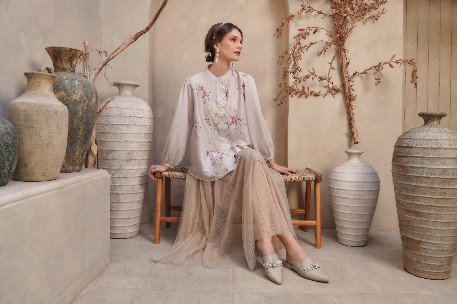 Jika ingin terlihat elegan, maka memilih sepatu dan tas yang sesuai dengan outfit merupakan hal yang sangat penting.