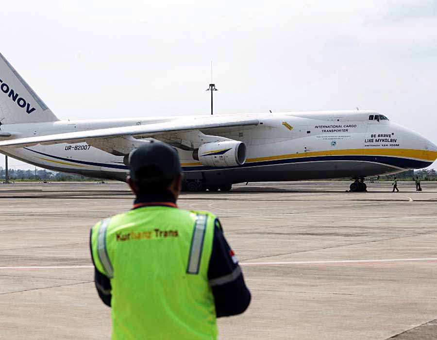 Petugas melihat pesawat Antonov An-124-100 saat mendarat di Bandara Internasional Jawa Barat Kertajati, Majalengka, Jawa Barat, Rabu (22/3).
