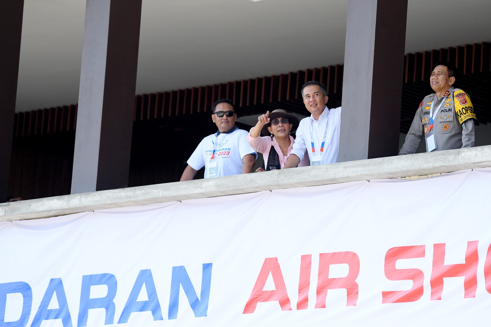 Susi Pujiastuti bersama Pj Gubernur Jawa Barat Bey Machmudin di lokasi Pangandaran Air Show 2023