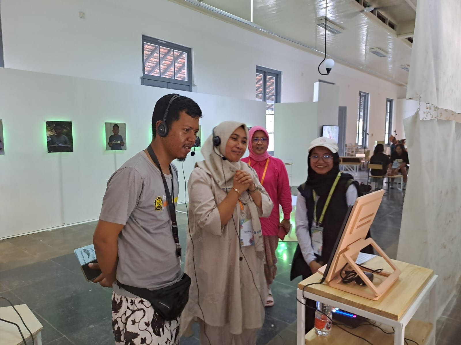 Sekjen Forum TBM Heni Wardatur Rohmah menikmati lagu Maromaya dalam pameran di Museum Kebangkitan Nasional.