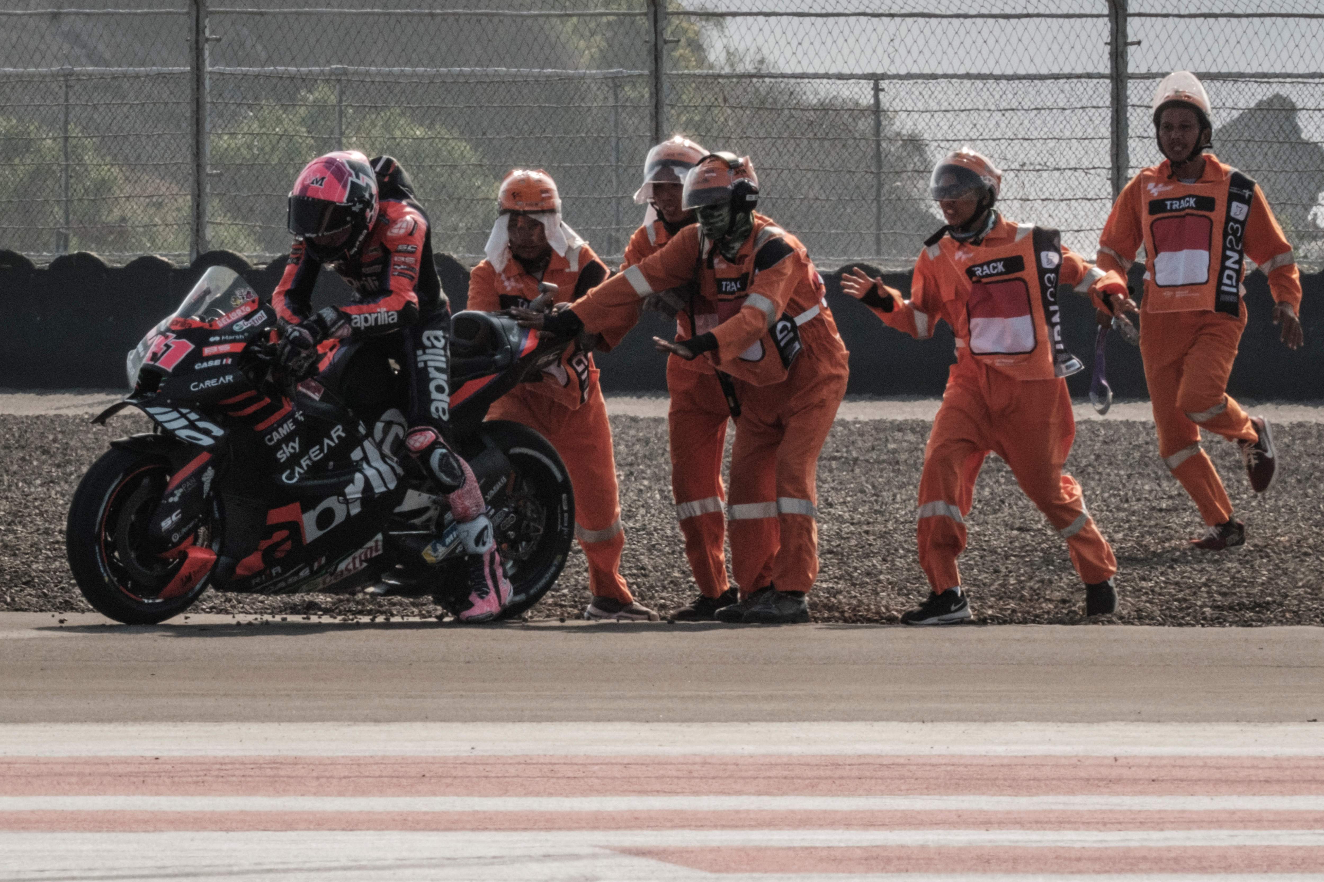 Pembalap Aprilia Racing Aleix Espargaro dibantu marshall melanjutkan latihan usai terjatuh di Sirkuit Mandalika