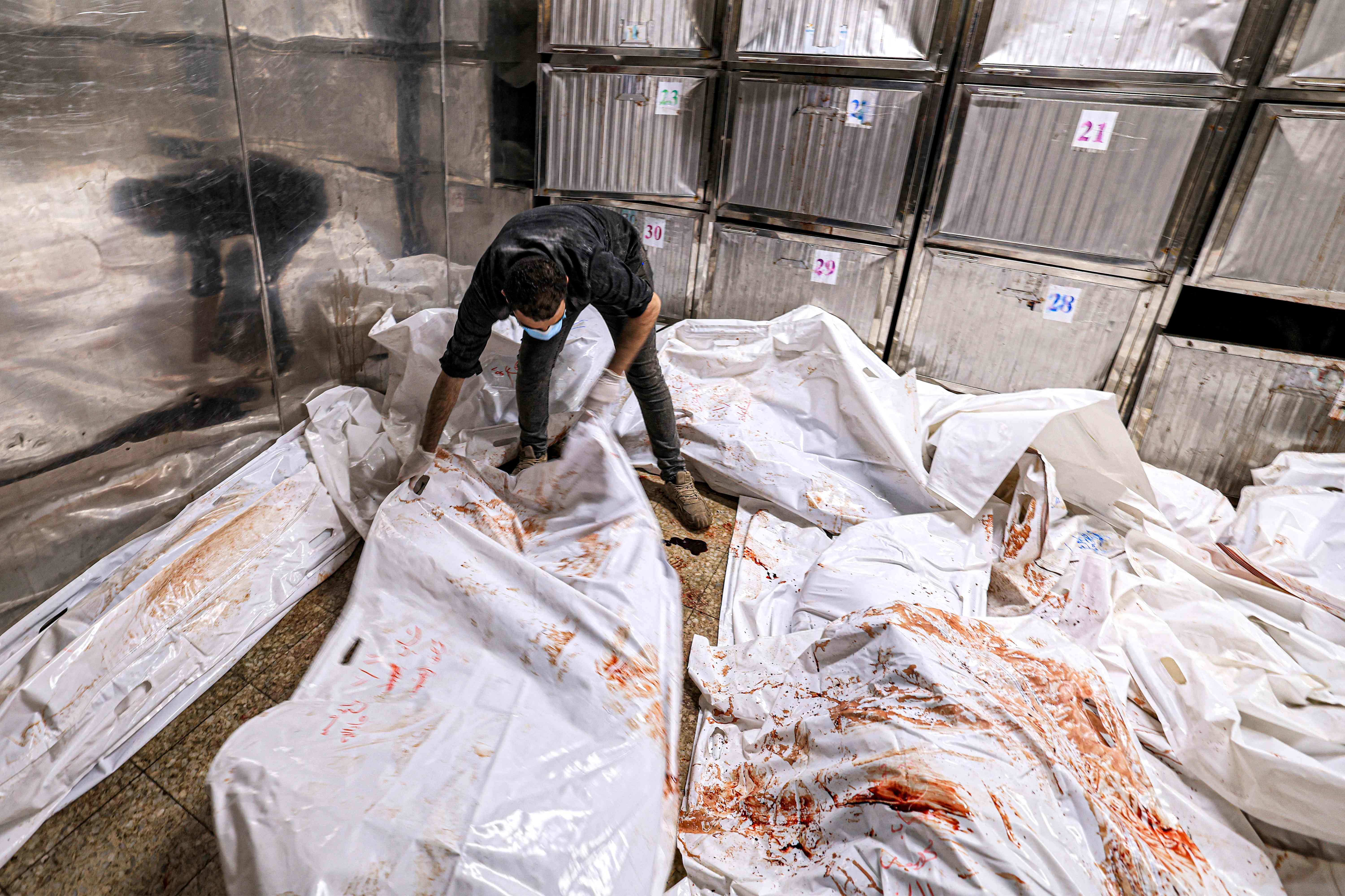 Penuh, tumpukan mayat di kamar jenazah Rumah Sakit Al-Shifa, Gaza, Palestina, Kamis (12/10).
