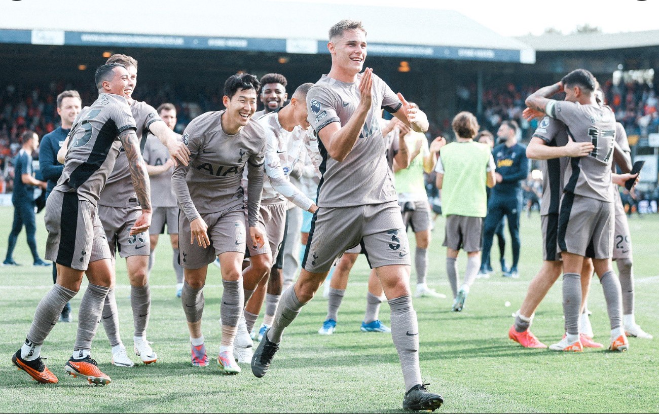 Para pemain Spurs melakukan selebrasi usai menang atas Luton di laga Liga Primer Inggris.