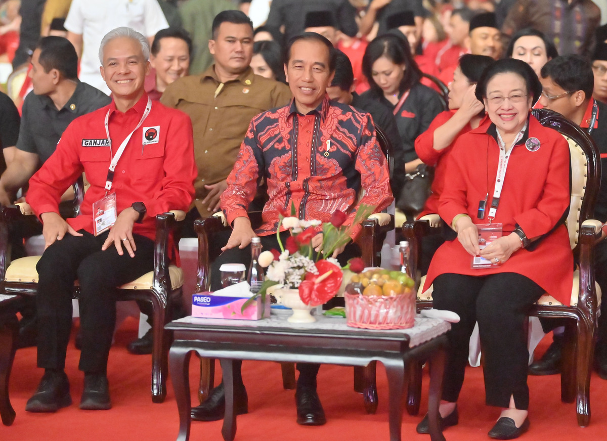 Ganjar Pranowo, Presiden Joko Widodo, dan Megawati Soekarnoputri di Rakernas PDIP.