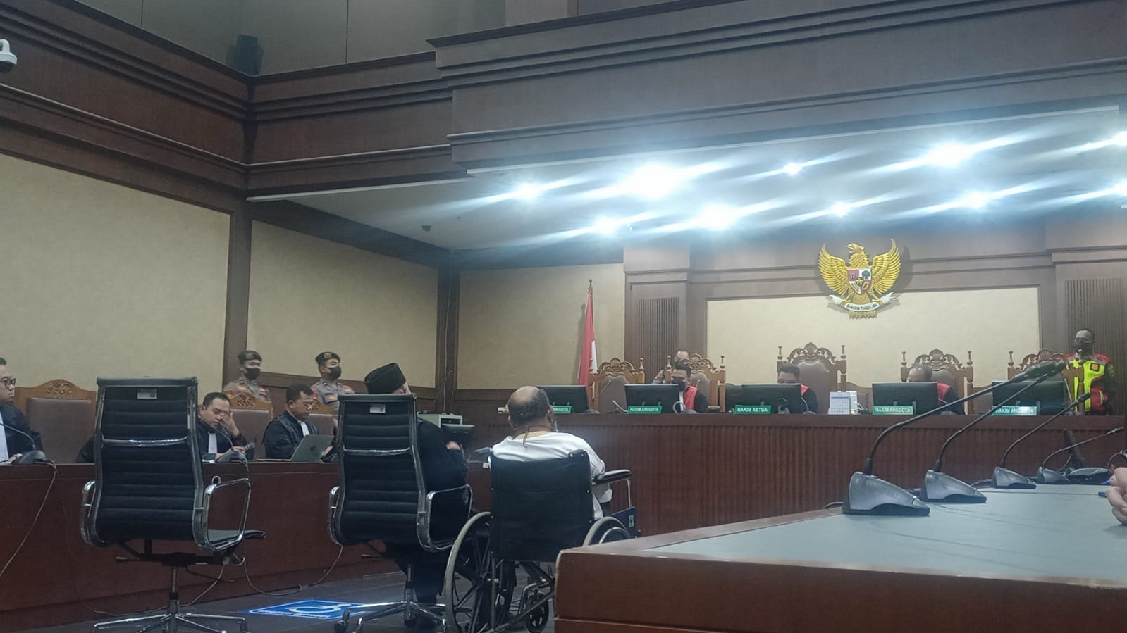 Suasana sidang dakwaan mantan Gubernur Papua, Lukas Enembe.
