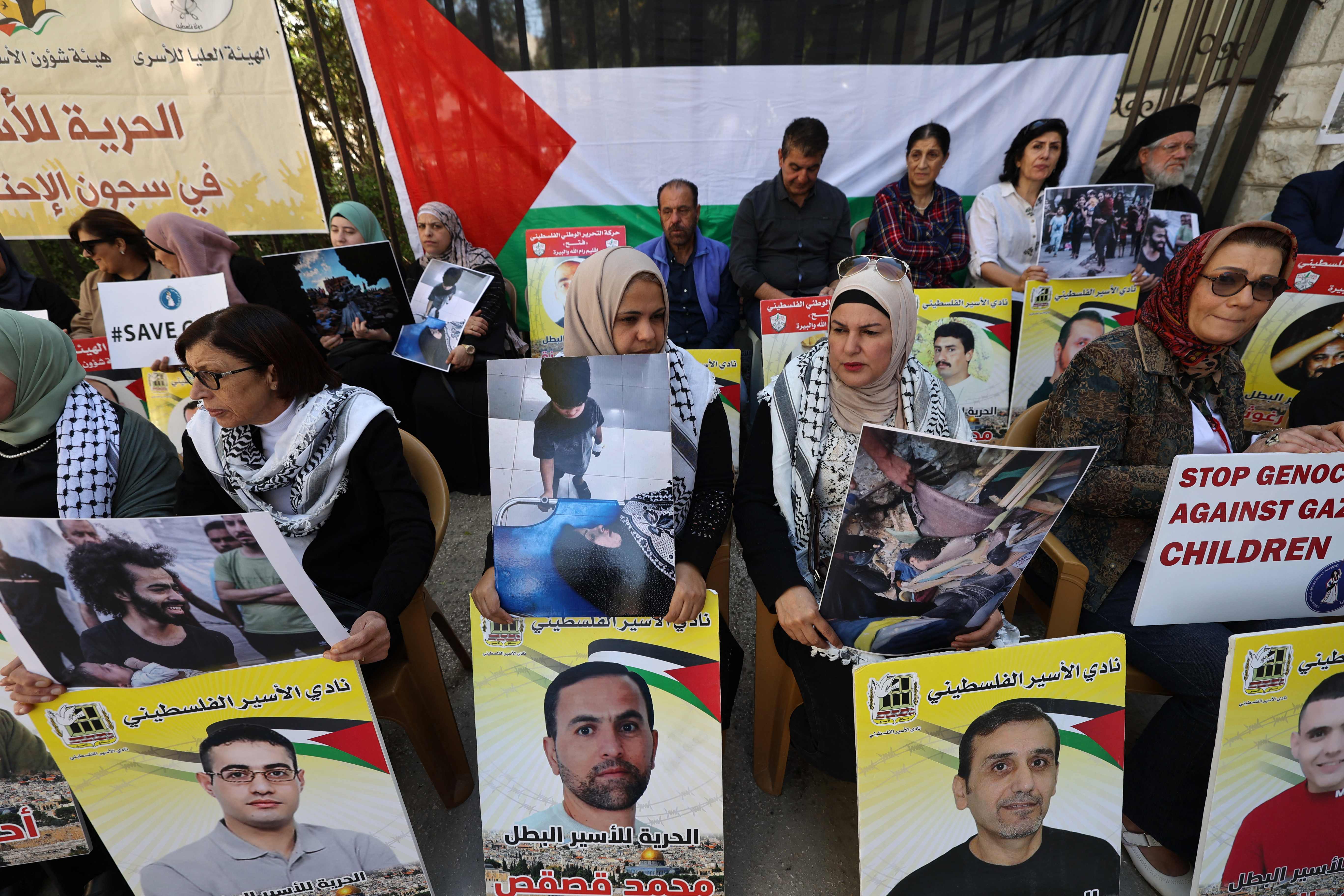 Keluarga warga Palestina yang ditahan Israel melakukan aksi demonstrasi di Ramalah, Tepi Barat.