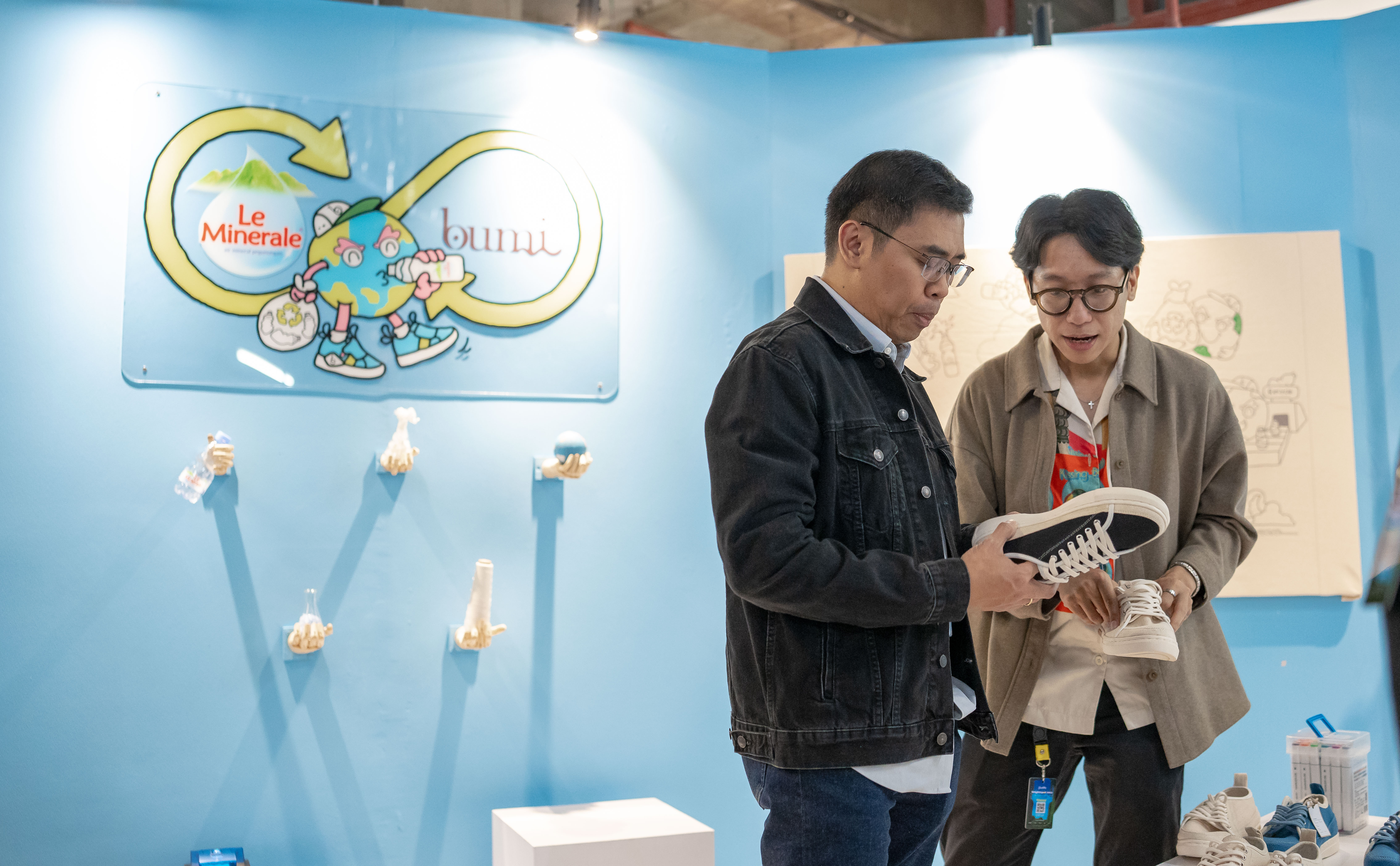 Booth kolaborasi Pijakbumi dan Le Minerale dikunjungi EVP Transaction Banking Business Development BCA I Ketut Alam Wangsawijaya 