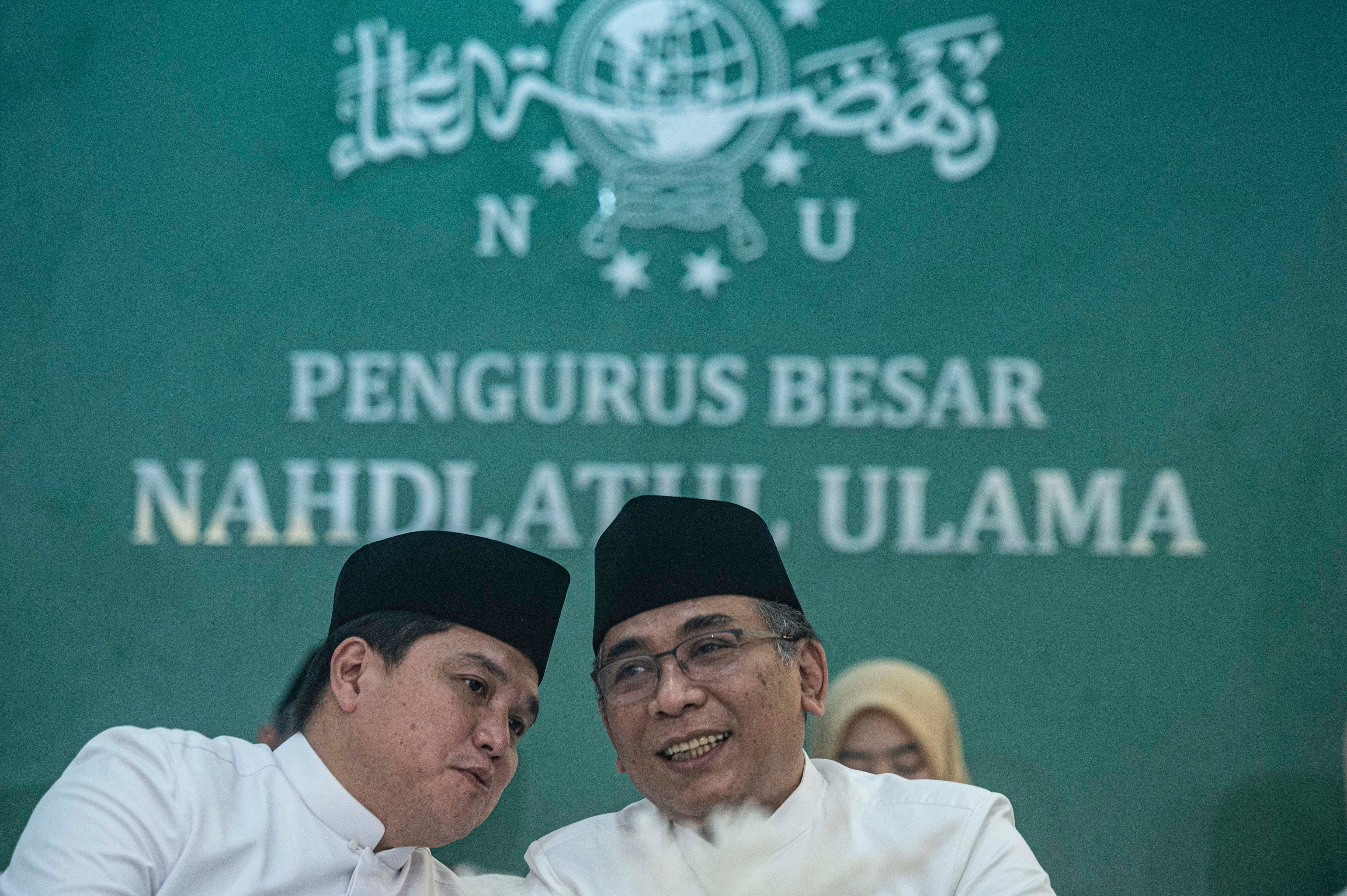 Menteri BUMN Erick Thohir (kiri) berbincang dengan Ketua Umum Pengurus Besar Nahdlatul Ulama (PBNU) Yahya Cholil Staquf, Januari 2023.