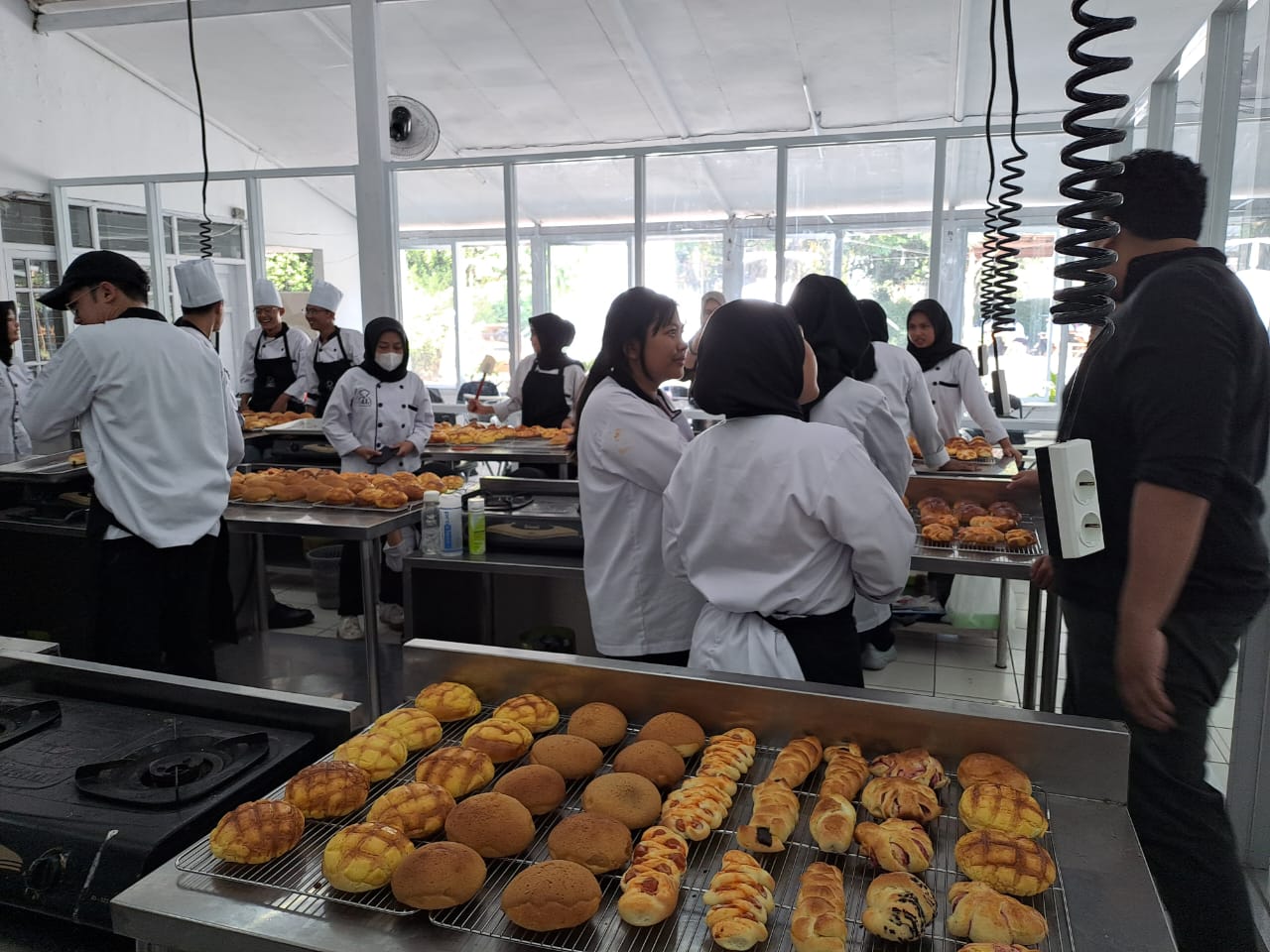 Suasana praktikum di Akademi Tata Boga Bandung, Jawa Barat.