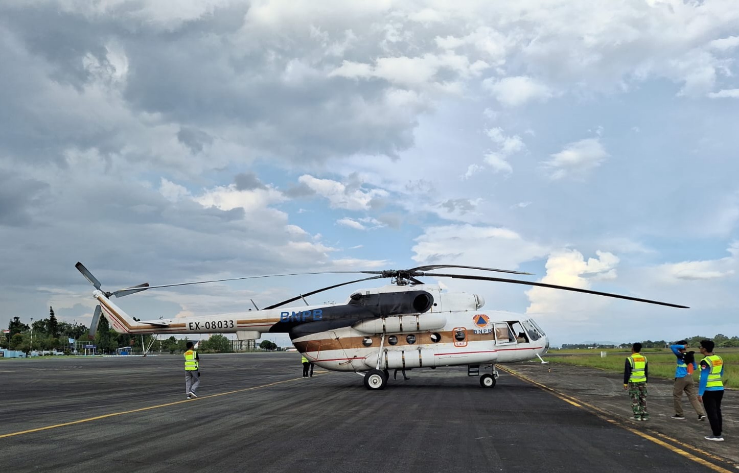 Helikopter patroli BNPB yang beroperasi memantau kondisi karhutla di Kalsel. 