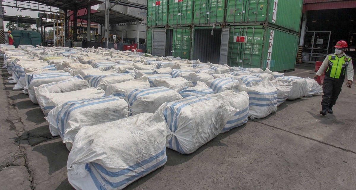 Ilustrasi: barang bukti pakaian bekas impor ilegal sebelum dimusnahkan di PT Prasadha Pamunah Limbah Industri, Klapanunggal,