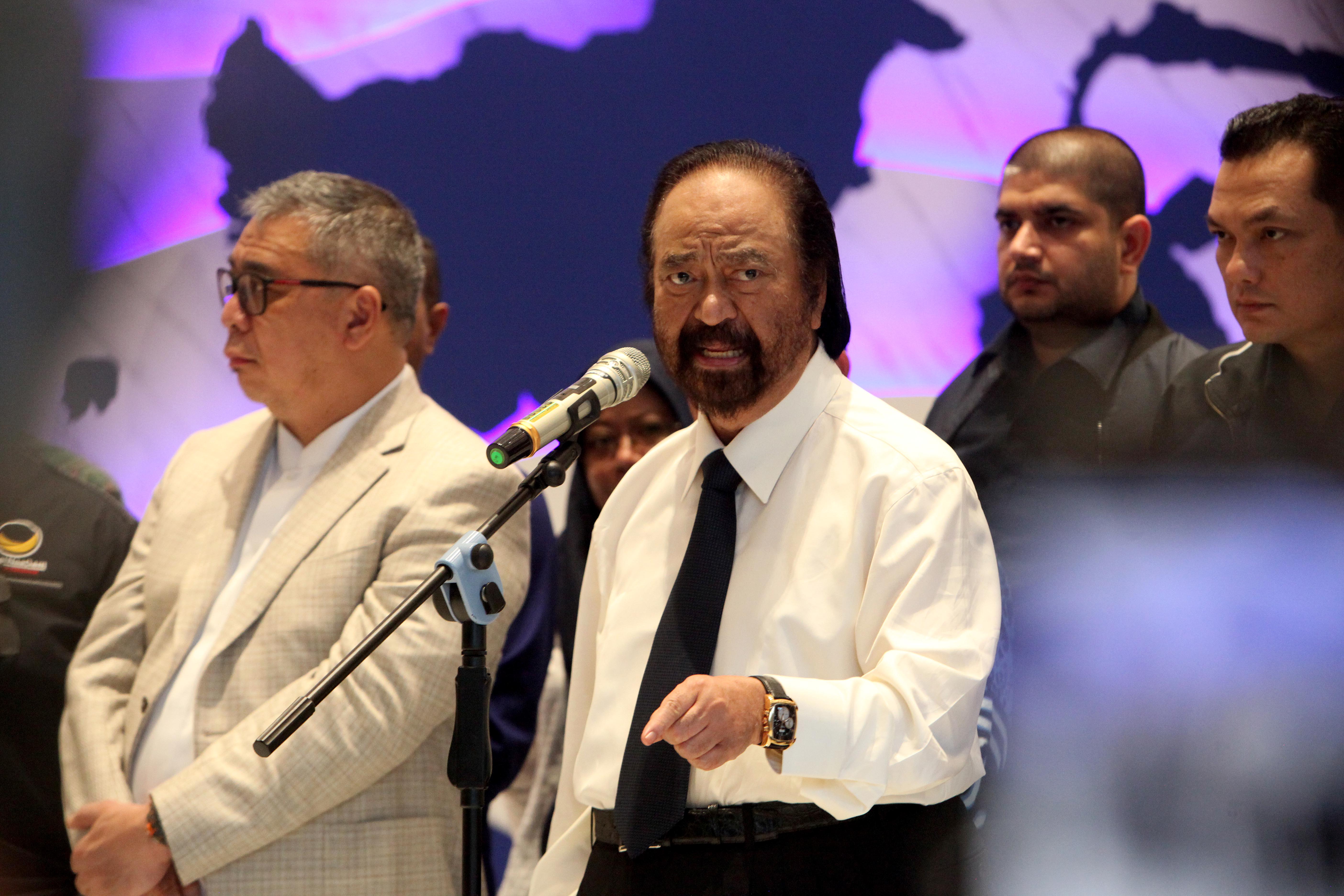 Ketua Umum Partai NasDem Surya Paloh (tengah) didampingi jajaran pimpinan partai 