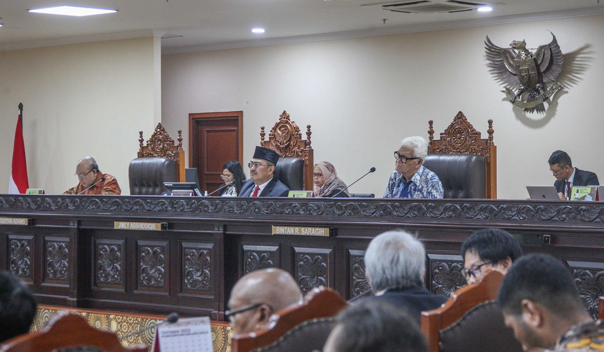 Ketua Majelis Kehormatan Mahkamah Konstitusi (MKMK) Jimly Asshiddiqie (tengah) menyimak penjelasan pelapor saat memimpin rapat perdana